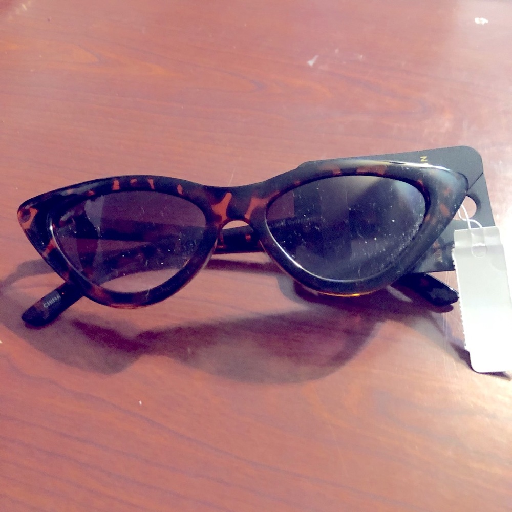 Brown tortoise shell cats eye sunglasses